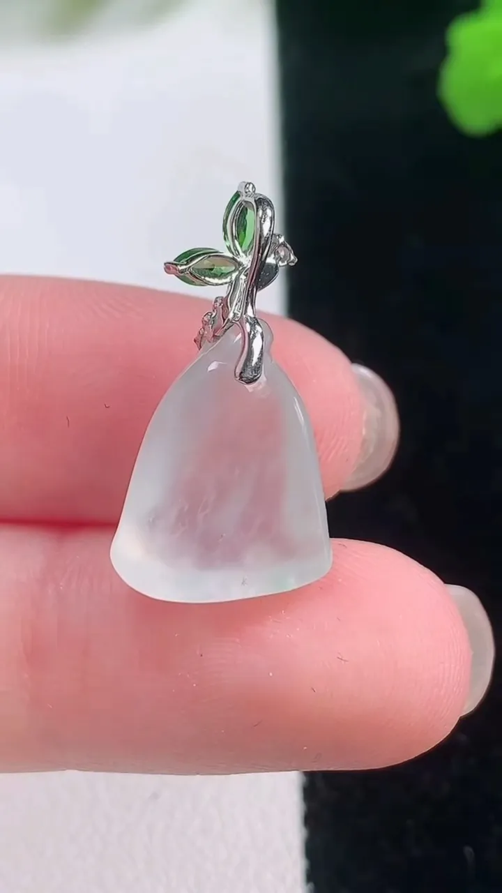 天然A货翡翠莲蓬吊坠，尺寸16.2-12-5.7，重量:2.45g
11月28日