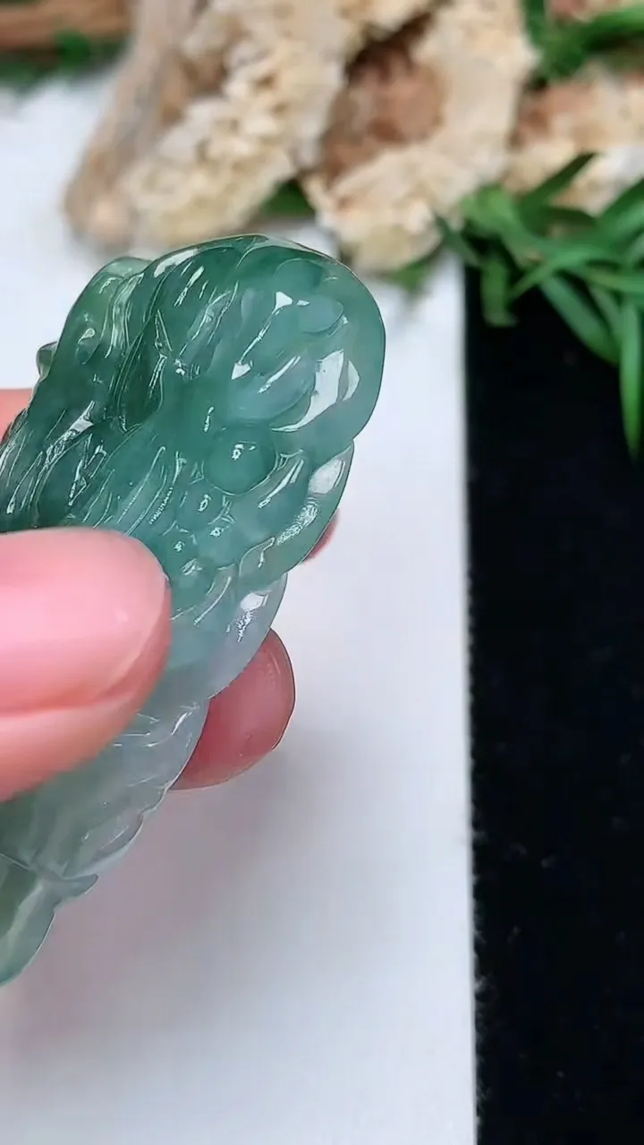天然A货翡翠龙牌吊坠，尺寸52.5-28.4-9.3，重量:24.04g
11月28日