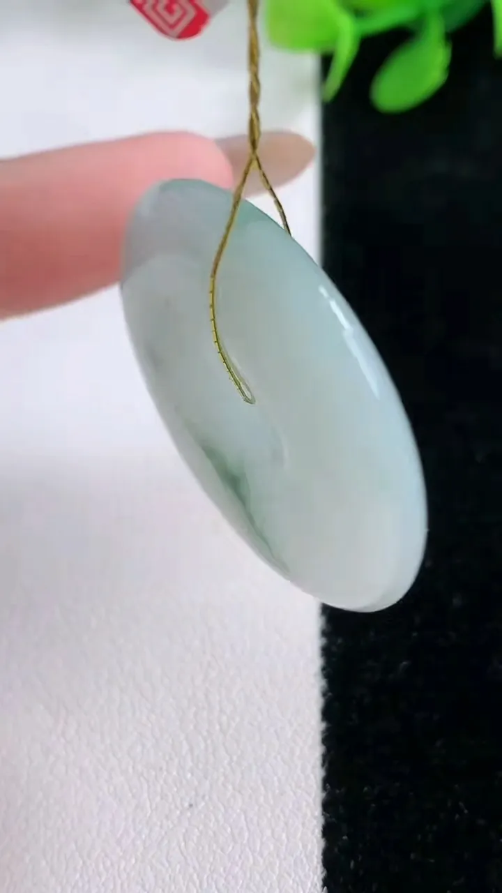 天然A货翡翠飘花平安扣吊坠，尺寸33.2-5.6，重量:13.76g
11月28日