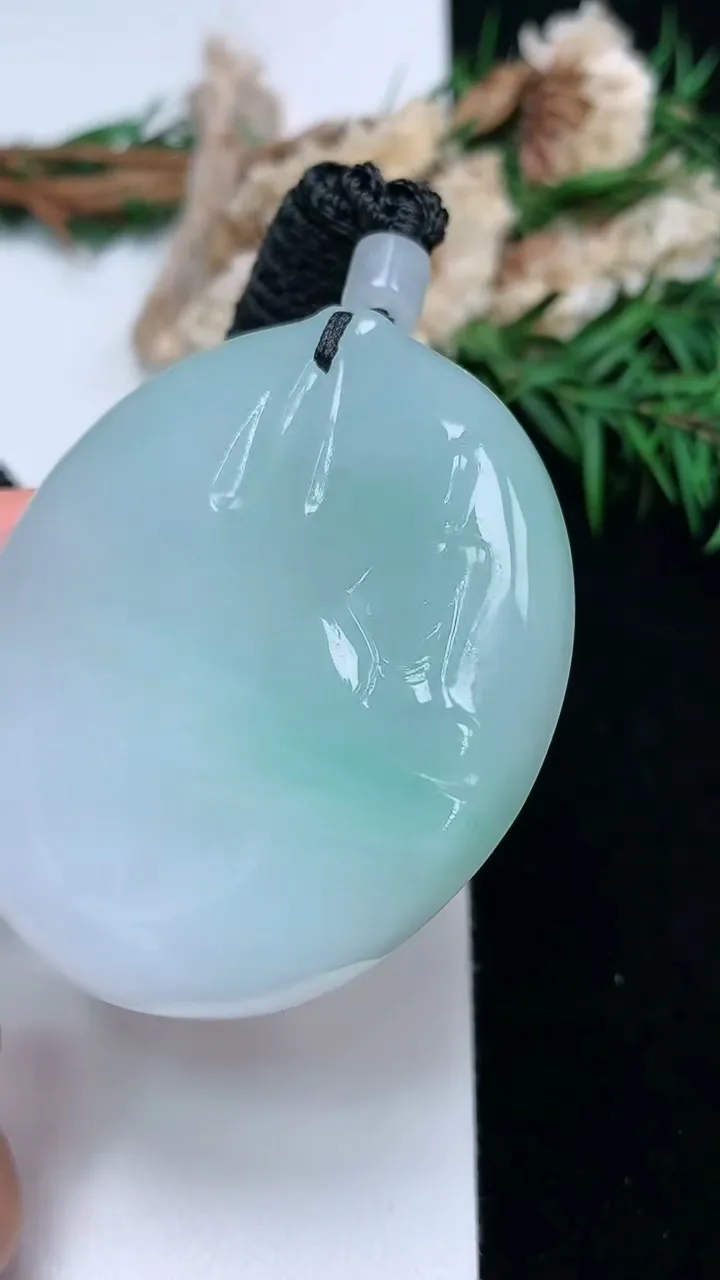 天然A货翡翠无相观音吊坠，尺寸53-46.8-11.3，重量:62.34g
11月28日