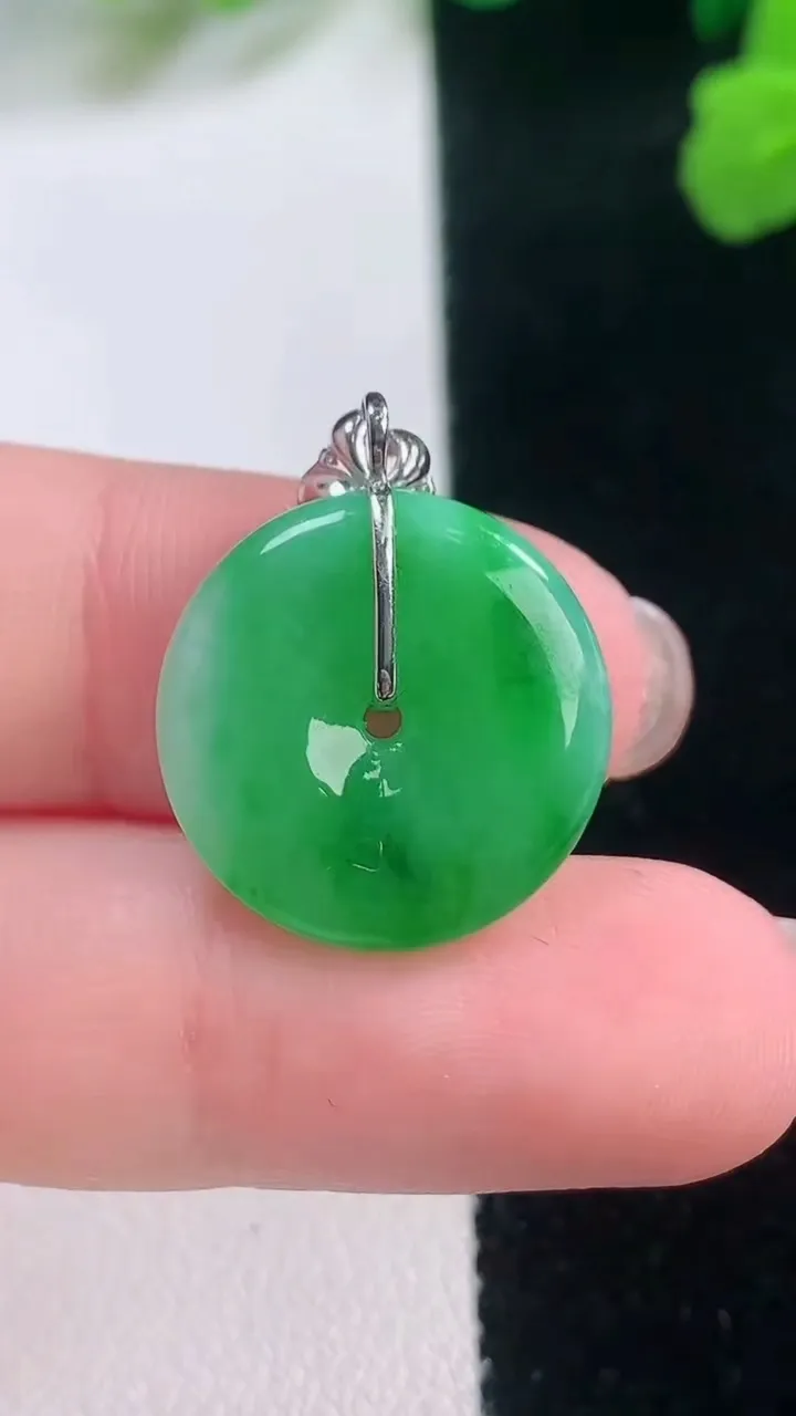 天然A货翡翠平安扣吊坠，尺寸17.9-3.8，重量:3.50g
11月28日