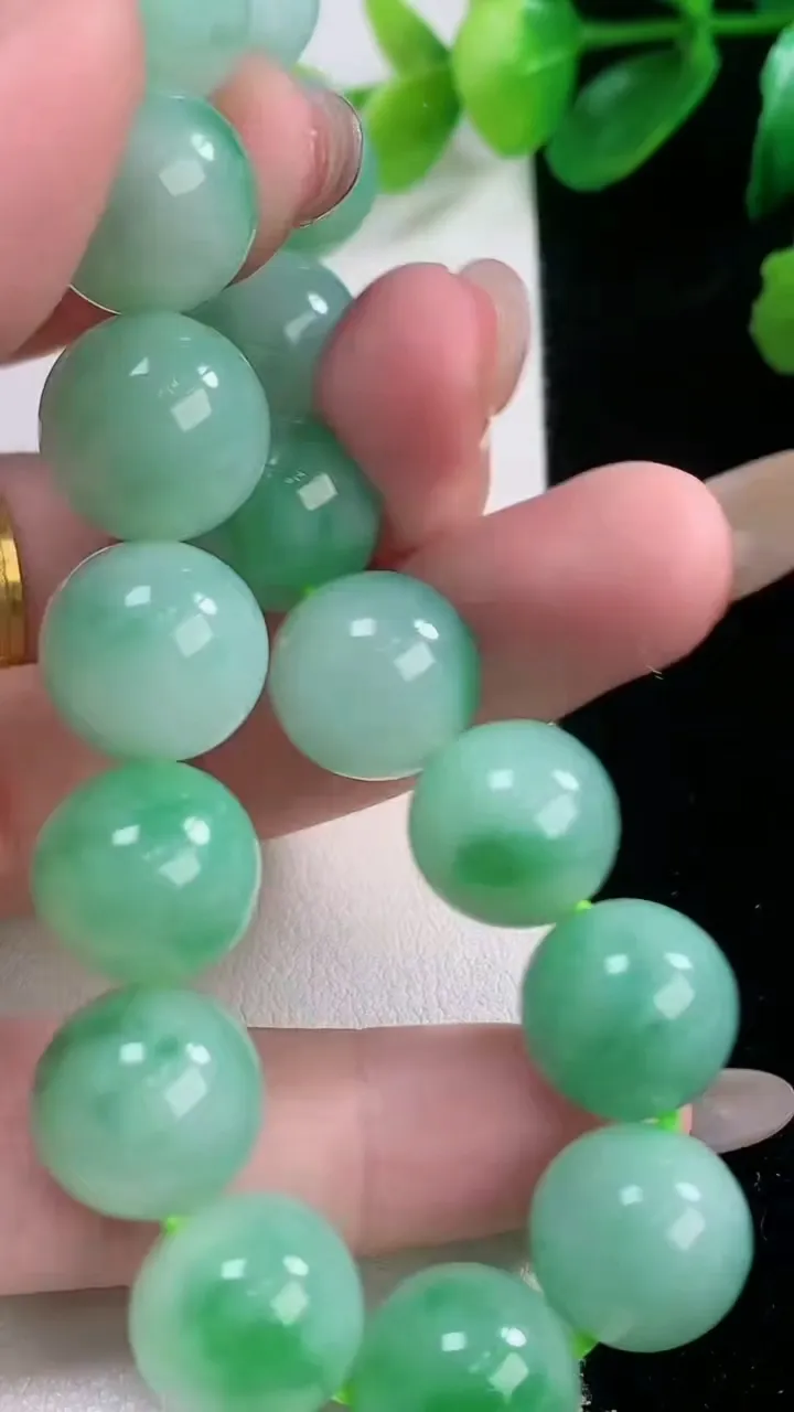天然A货翡翠圆珠手串，尺寸12.4-16颗，重量:56.57g11月28日
工厂直销收藏佳品,种好水足，色泽均匀，有种有色，上手高大气！