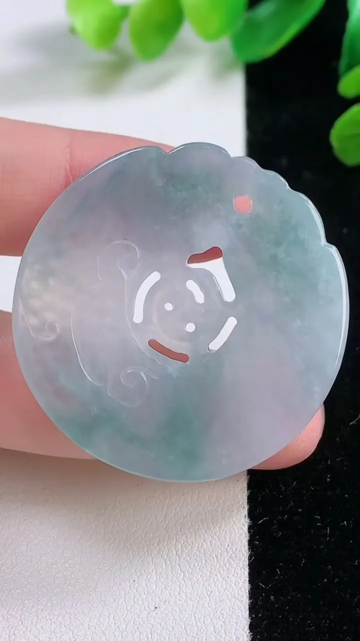 天然A货翡翠种飘花复古牌吊坠，尺寸 38.2-4.2，重:11.65g
11月28日