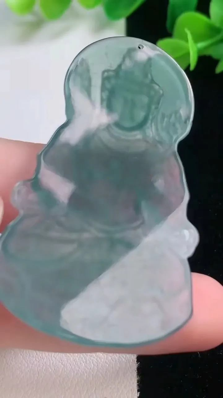 天然A货翡翠蓝水大势至菩萨吊坠，尺寸53.7-42.7-4.3，重量:13.56g
11月28日