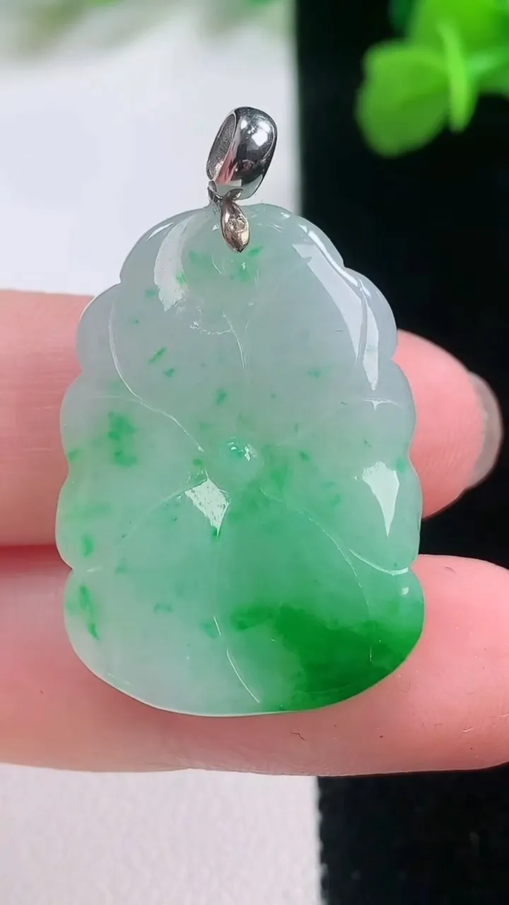 天然A货翡翠荷叶吊坠，尺寸29.5-21-5，重量:7.34g
11月28日