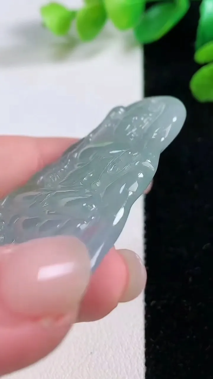 天然A货翡翠祥龙不动明王吊坠，尺寸 57-37.5-5.8，重:22.33g
11月28日