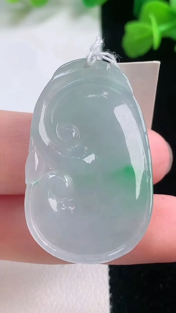 天然A货翡翠如意吊坠，尺寸37.3-23.4-5.2，重量:8.91g
11月28日