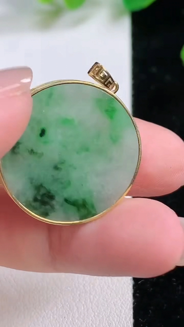 天然A货翡翠无事牌吊坠，尺寸 24.6-3.5，重:4.96g
11月28日