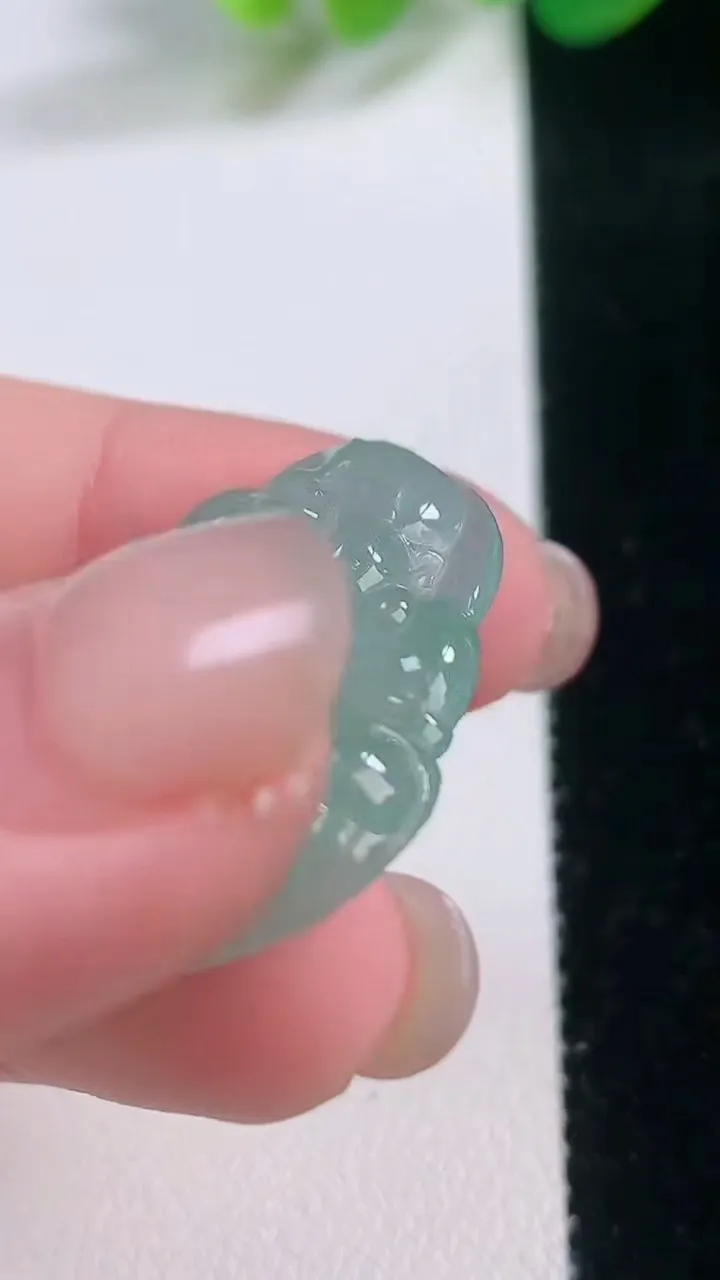 天然A货翡翠佛公吊坠，尺寸29.3-31.4-5.9，重量:9.01g
11月28日