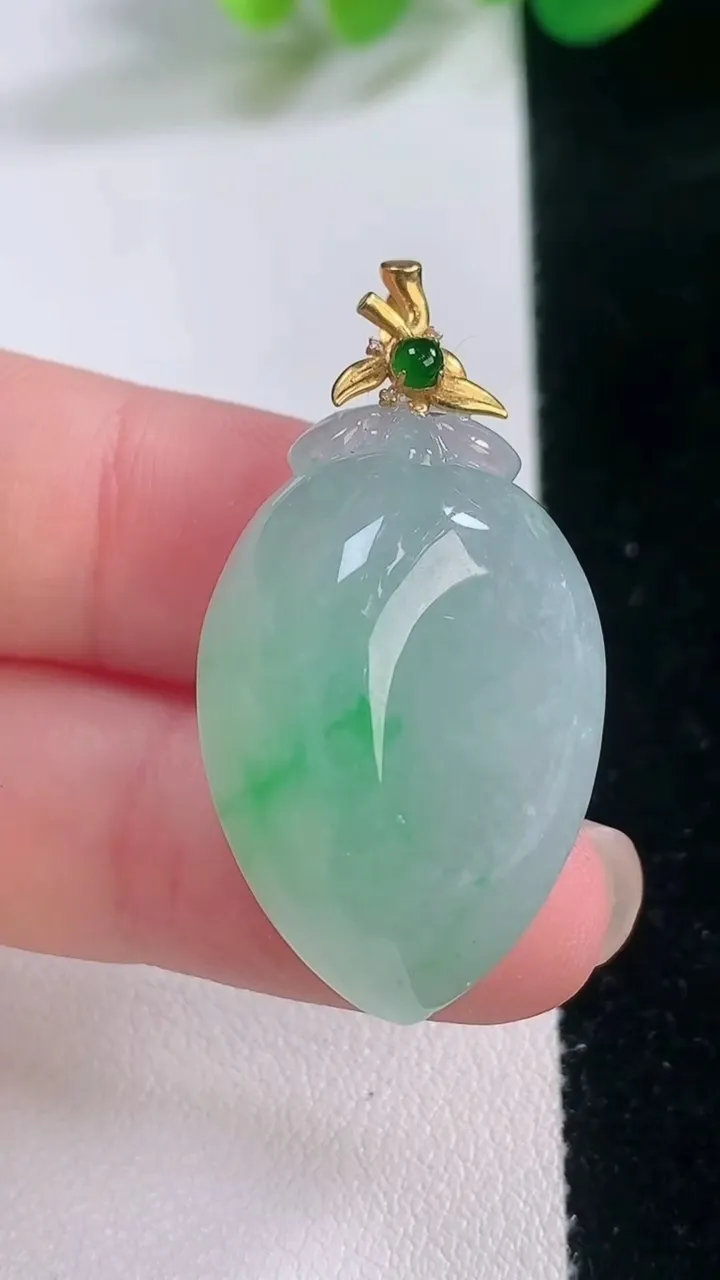 天然A货翡翠寿桃吊坠，尺寸28.6-19.8-12.4，重量:12.15g
11月28日