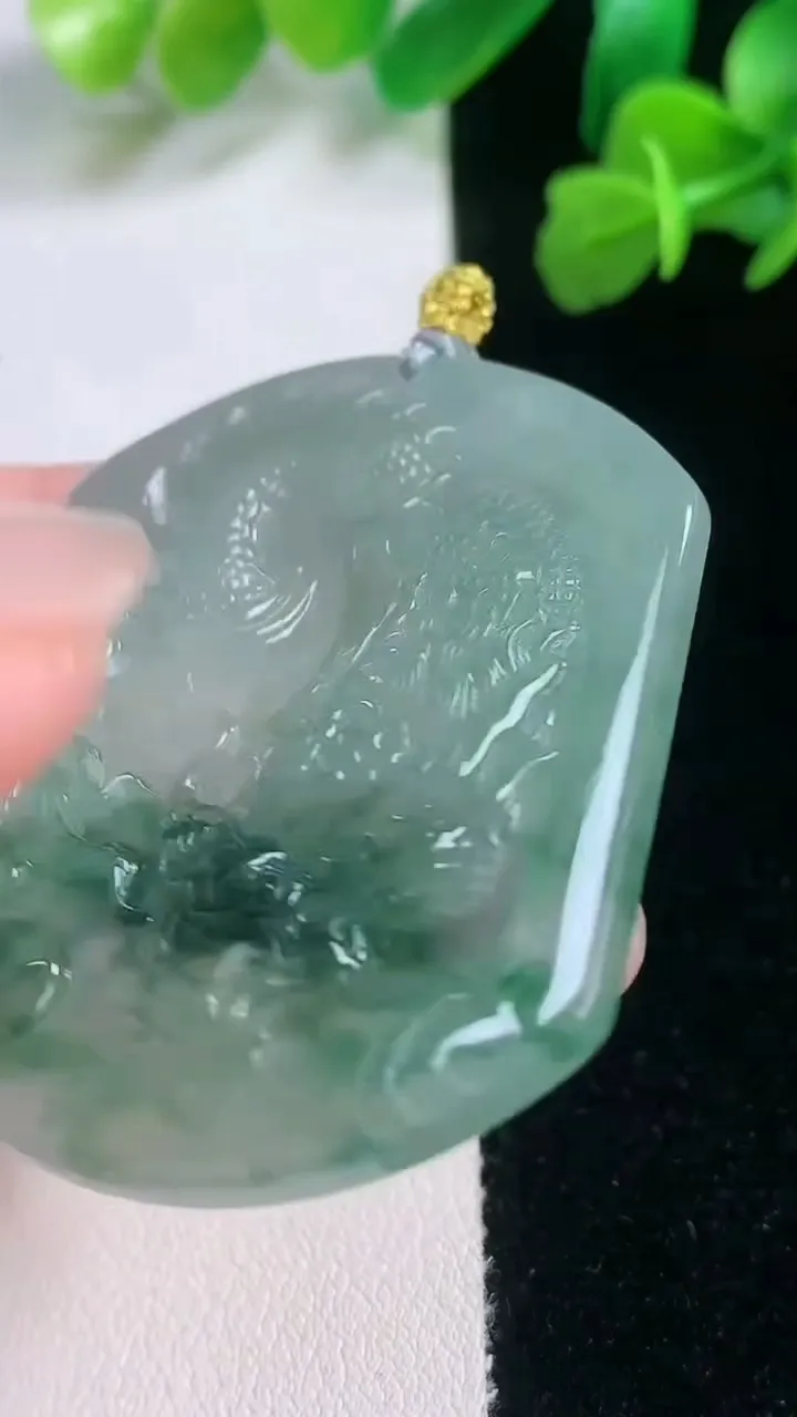 天然A货翡翠冰种飘花龙牌吊坠，尺寸47.7-40.4-4.4，重量:19.26g
11月28日