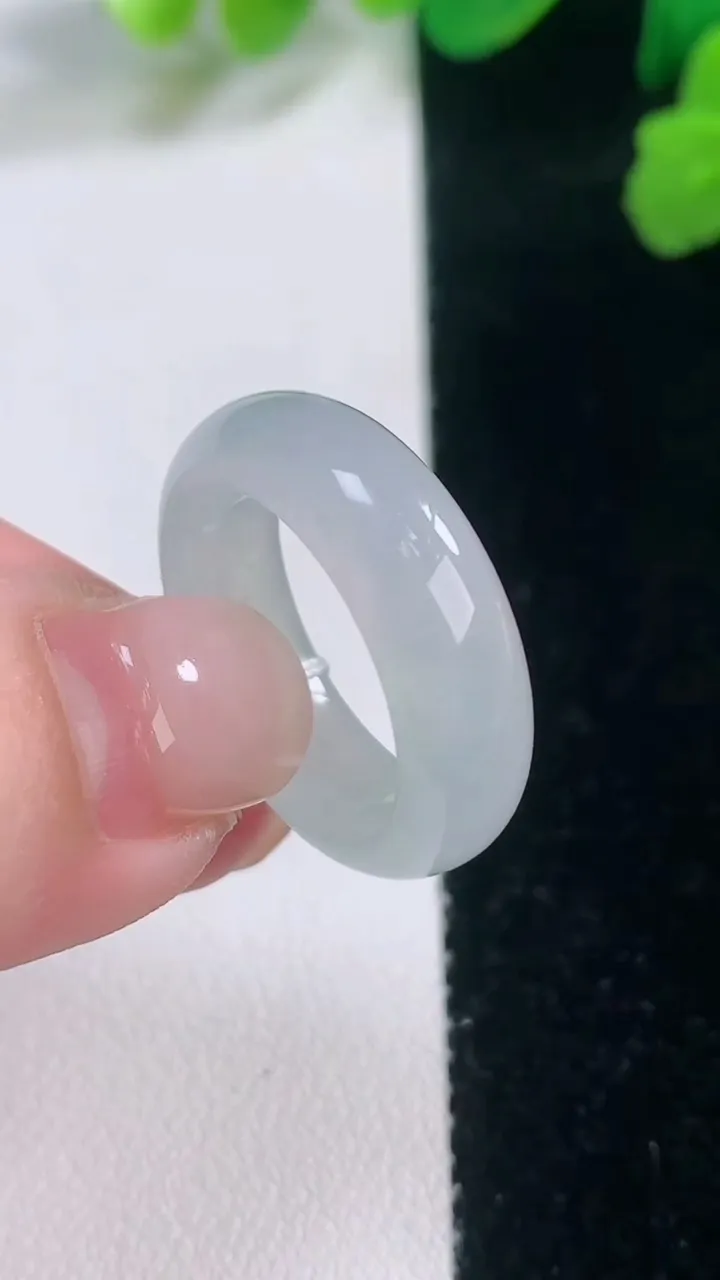 天然A货翡翠指环戒指，尺寸17.2-6.2-3.9，重量:4.66g2025年11月28日
工厂直销