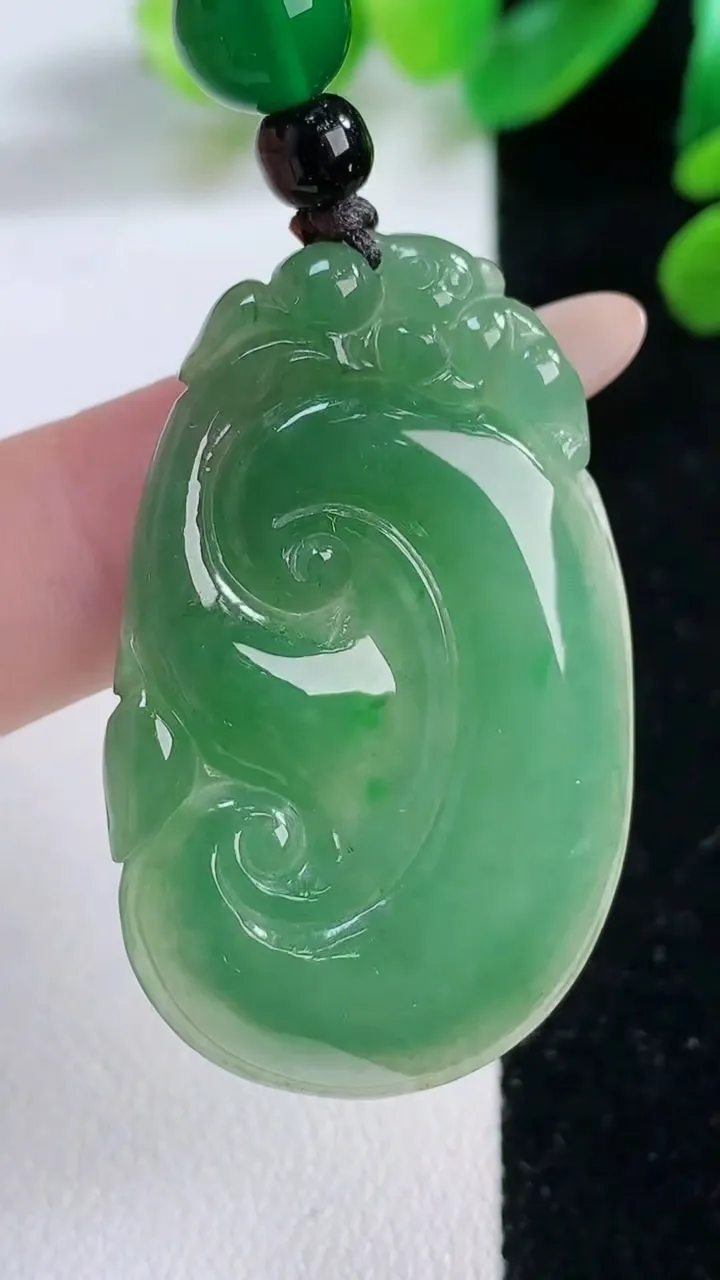 天然A货翡翠如意吊坠，尺寸 42.1-26-5.5，重:9.88g
11月28日