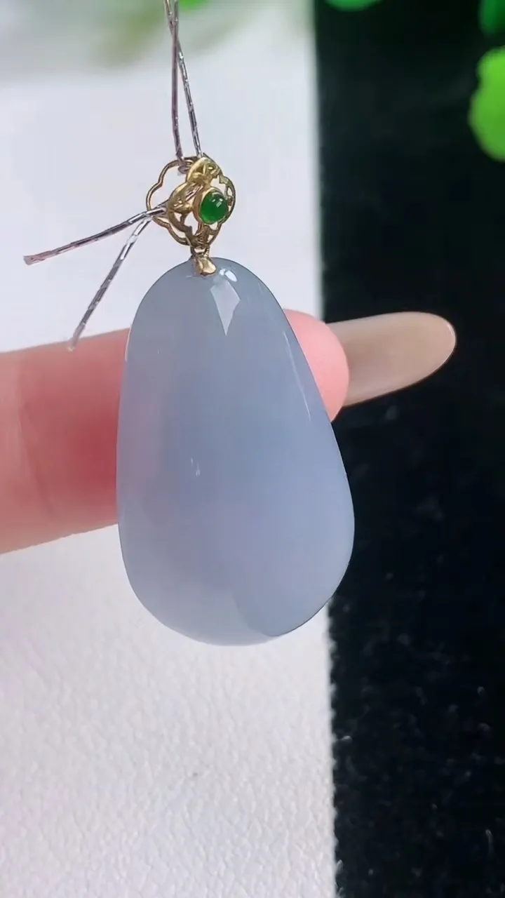 天然A货翡翠18K金紫罗兰福瓜吊坠，尺寸26.4-15.7-6.8，重量:5.45g
11月28日