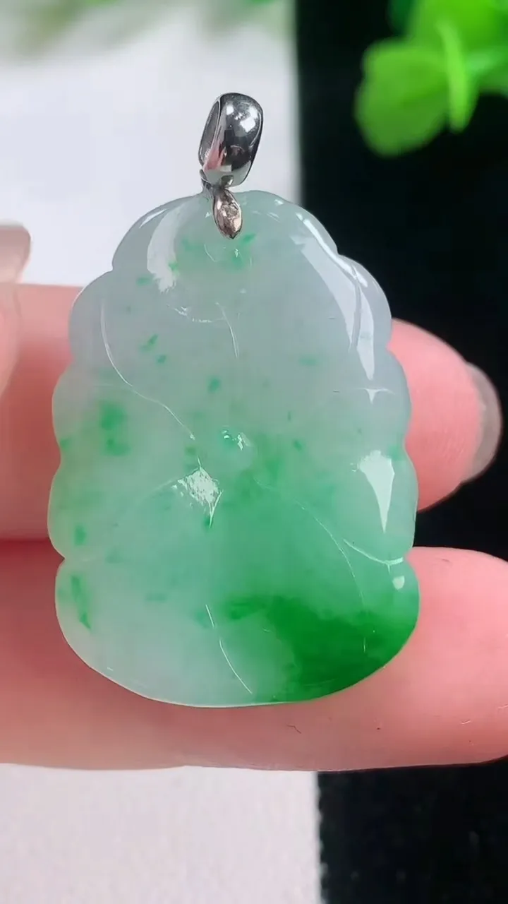 天然A货翡翠荷叶吊坠，尺寸29.5-21-5，重量:7.34g
11月28日