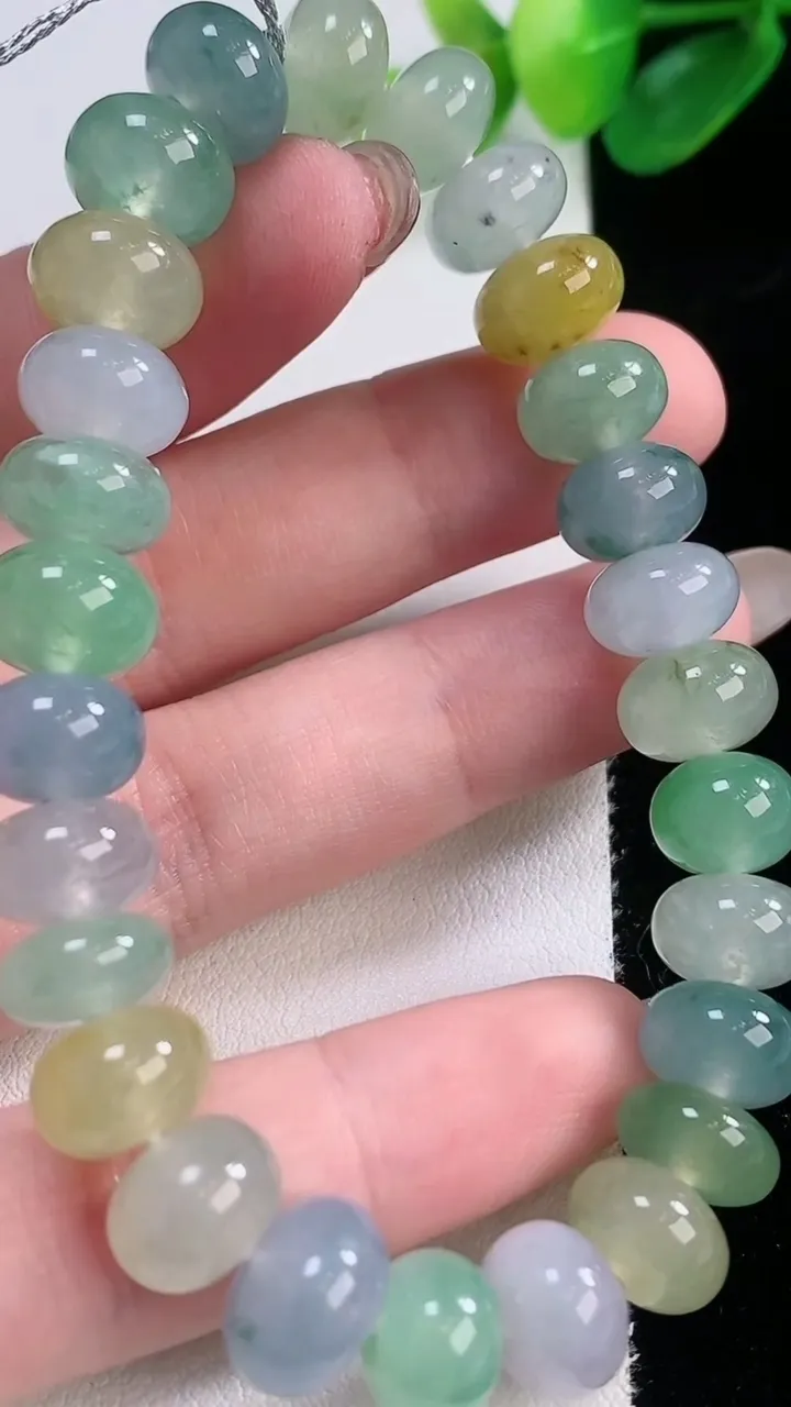 天然A货翡翠种三彩算盘珠手串，尺寸9.7-6.2-27颗，重量:34.02g11月28日
工厂直销收藏佳品,种好水足，色泽均匀，有种有色，上手高大气！