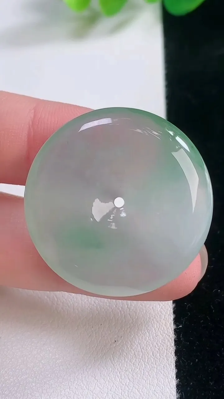 天然A货翡翠平安扣吊坠，尺寸30.8-5.9，重量:11.65g
11月28日