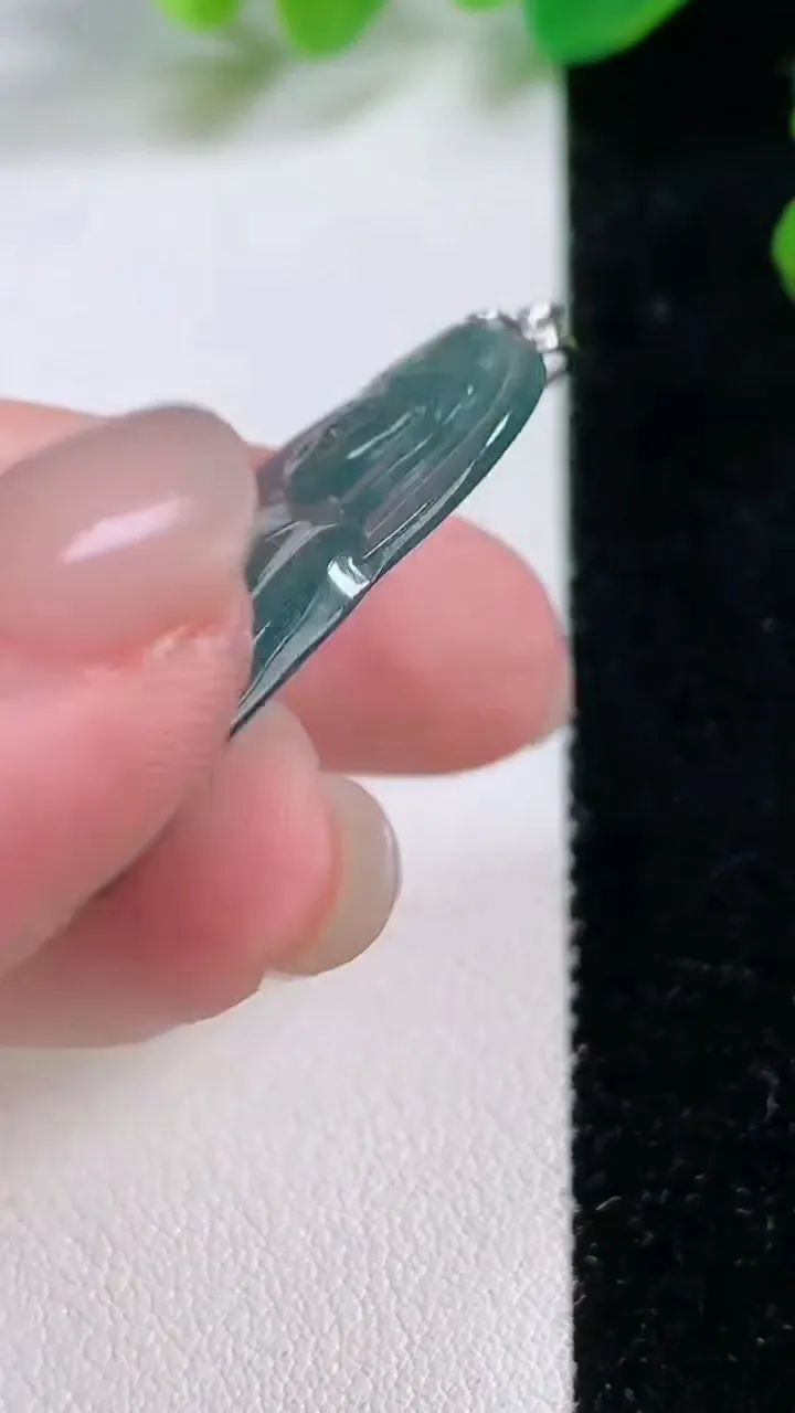 天然A货翡翠925银蓝水素衣观音吊坠，尺寸 47.6-26.5-3.5，重:6.17g
11月28日