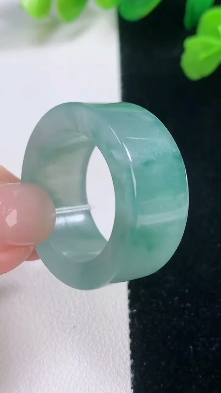 天然A货翡翠冰种飘花指环扳指，尺寸21.5-11.4-4.3，重量:15.41g2025年11月28日
工厂直销收藏佳品,种好水足，色泽均匀，有种有色，上手高大气！