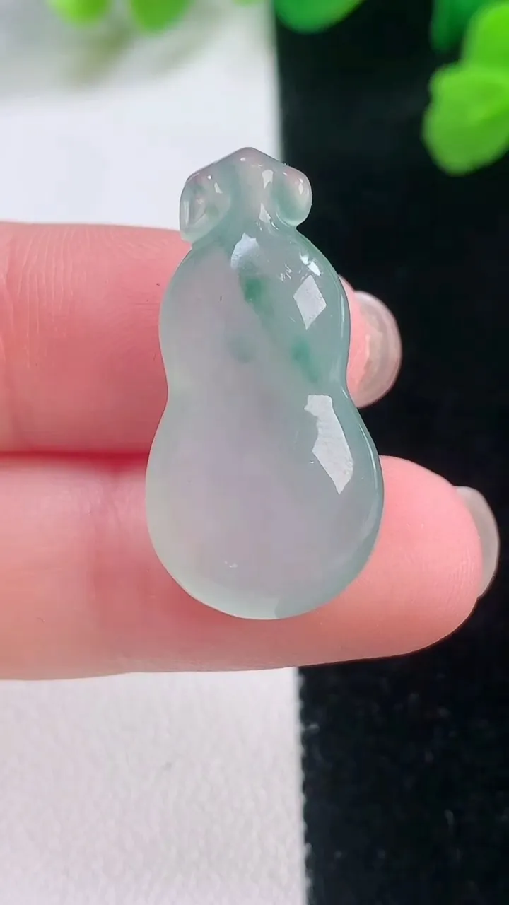 天然A货翡翠冰种飘花葫芦吊坠，尺寸28.2-14.3-8.5，重量:5.66g
11月28日