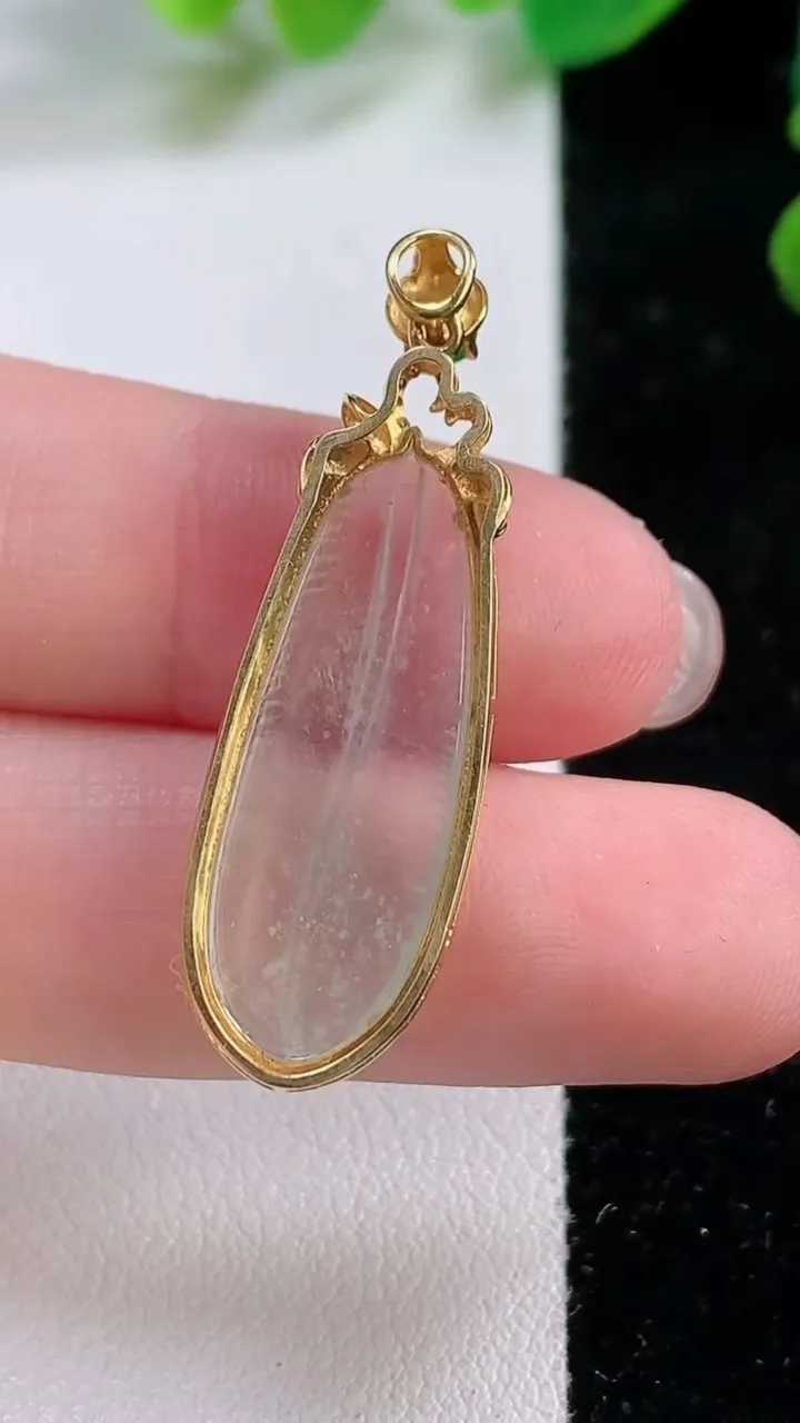 天然A货翡翠白冰羽毛吊坠，尺寸 37.5-11.5-5.1，重:2.78g
11月28日