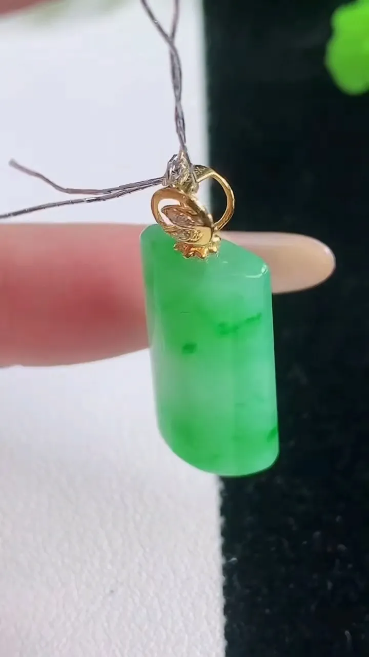 天然A货翡翠无事牌吊坠，尺寸24.4-11.4-4.3，重量:3.88g
11月28日