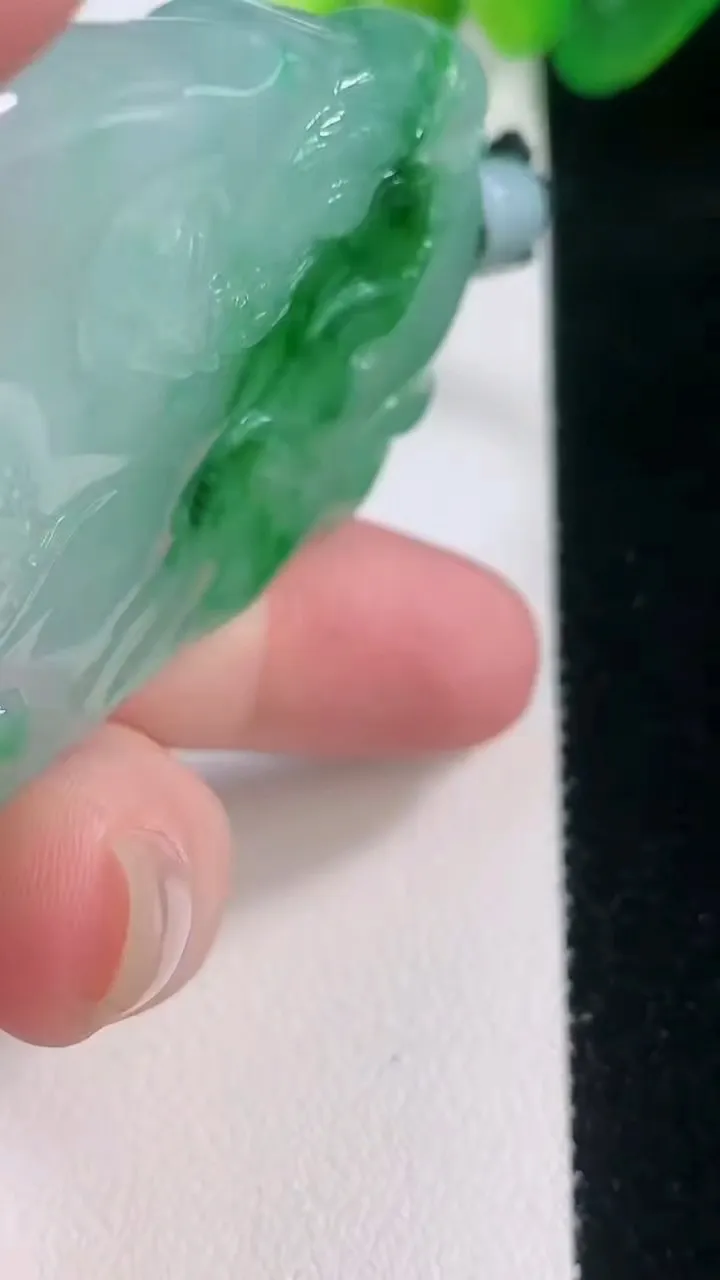 天然A货翡翠龙牌吊坠，尺寸61-40.9-12.3，重量:57.75g
11月28日