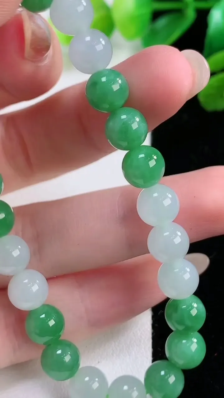 天然A货翡翠圆珠手串，尺寸 6.8-25 颗，重:17.59g11月28日
工厂直销收藏佳品,种好水足，色泽均匀，有种有色，上手高大气！