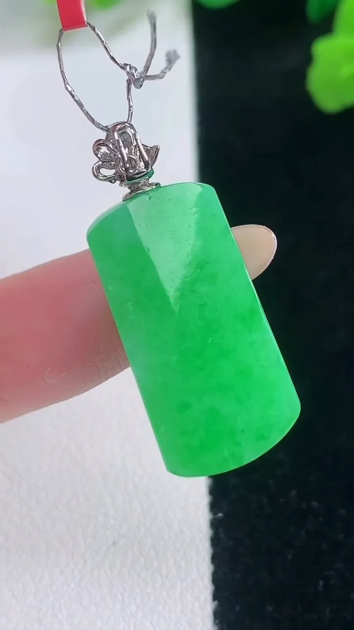 天然A货翡翠无事牌吊坠，尺寸25.2-12.8-4.8，重量:4.55g
11月28日
