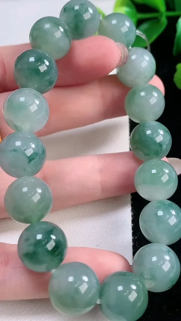 天然A货翡翠种飘花圆珠手串，尺寸12.6-16颗，重量:57.44g11月28日
工厂直销收藏佳品,种好水足，色泽均匀，有种有色，上手高大气！