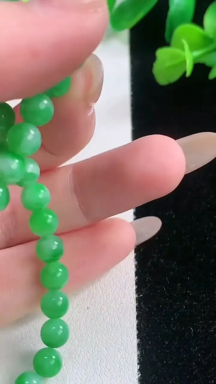 天然A货翡翠圆珠手串，尺寸5.8-32颗，重量:11.13g11月28日
工厂直销收藏佳品,种好水足，色泽均匀，有种有色，上手高大气！