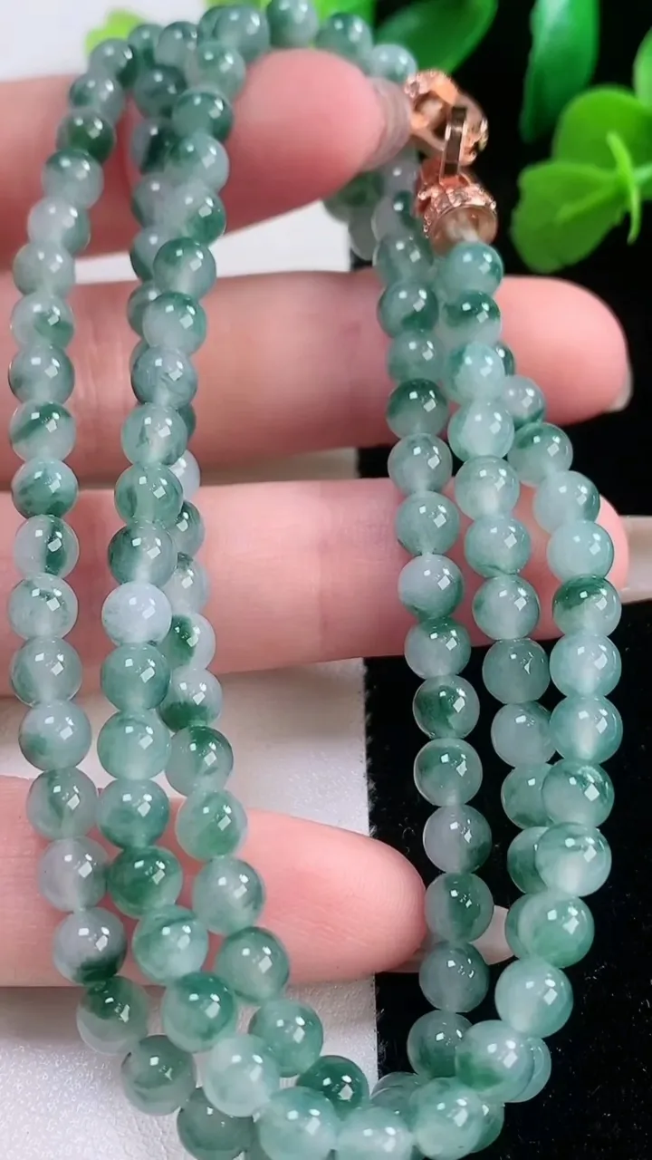 天然A货翡翠冰种飘花圆珠项链，尺寸5-127颗，重量:27.94g
11月28日