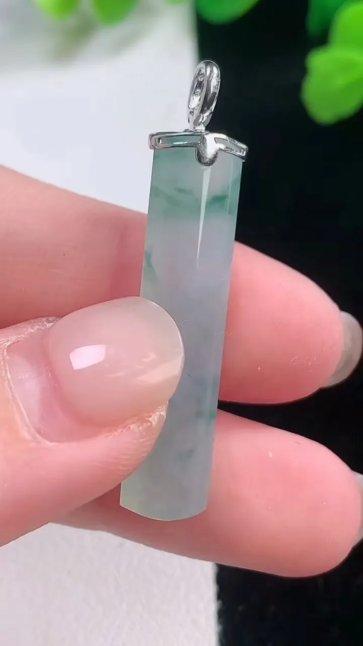 天然A货翡翠种飘花无事牌吊坠，尺寸34-7.8-5.2，重量:3.64g
11月28日