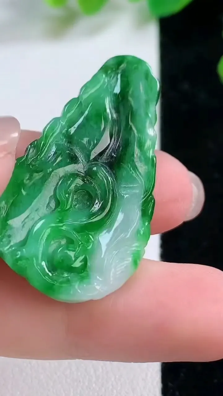 天然A货翡翠年年有余吊坠，尺寸 38-22-4.4，重:6.72g
11月28日