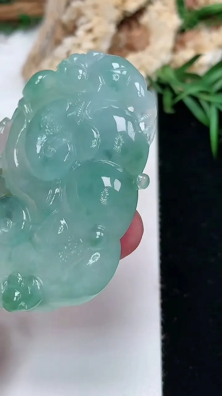 天然A货翡翠如意吊坠，尺寸48.7-32.9-9，重量:27.73g
11月28日