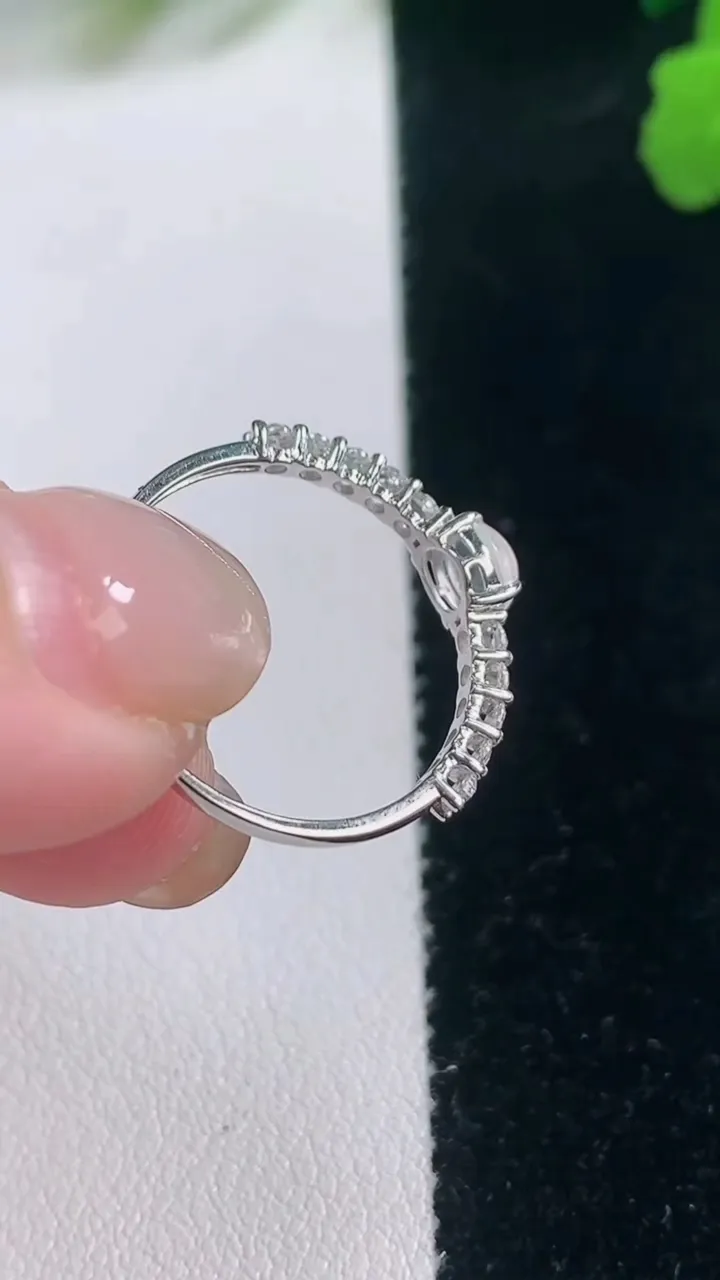 天然A货翡翠种白冰蛋面戒指，尺寸18-4.3-4.7，重量:1.37g2025年11月28日
工厂直销收藏佳品,种好水足，色泽均匀，有种有色，上手高大气！