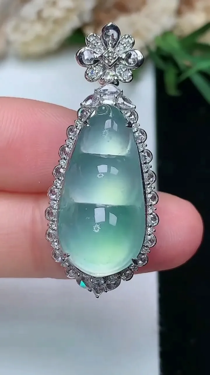 天然A货翡翠福豆吊坠，尺寸37.3-15.6-13，裸石22-11.5，重量:6.32g
11月28日