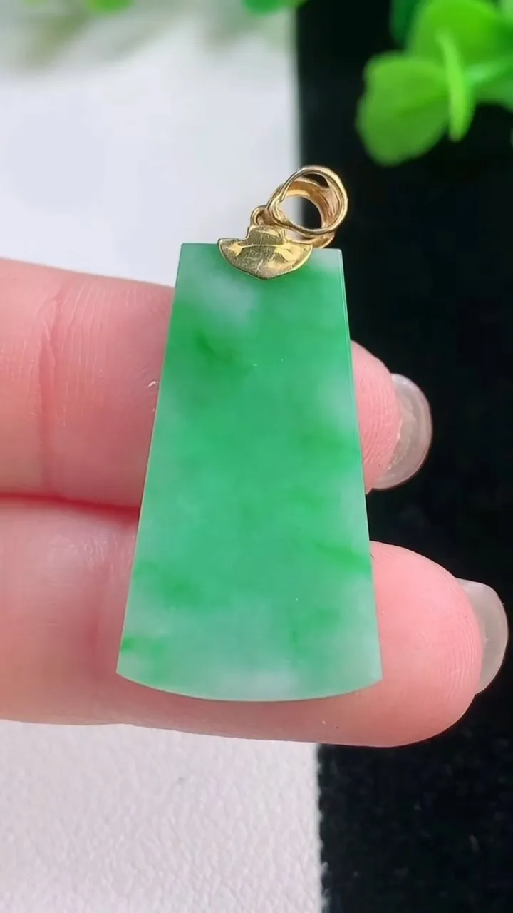 天然A货翡翠无事牌吊坠，尺寸28.6-14.8-2.6，重量:3.63g
11月28日