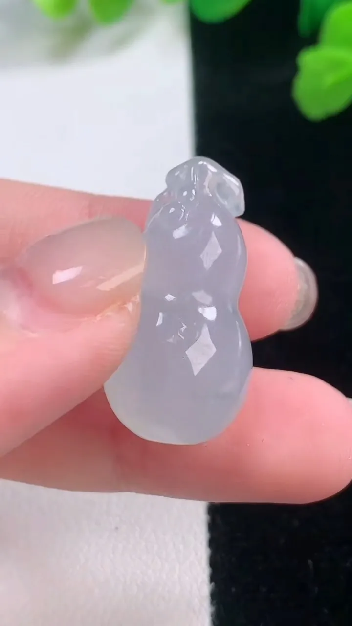 天然A货翡翠冰种飘花葫芦吊坠，尺寸27.5-14.7-11.6，重量:7.32g
11月28日