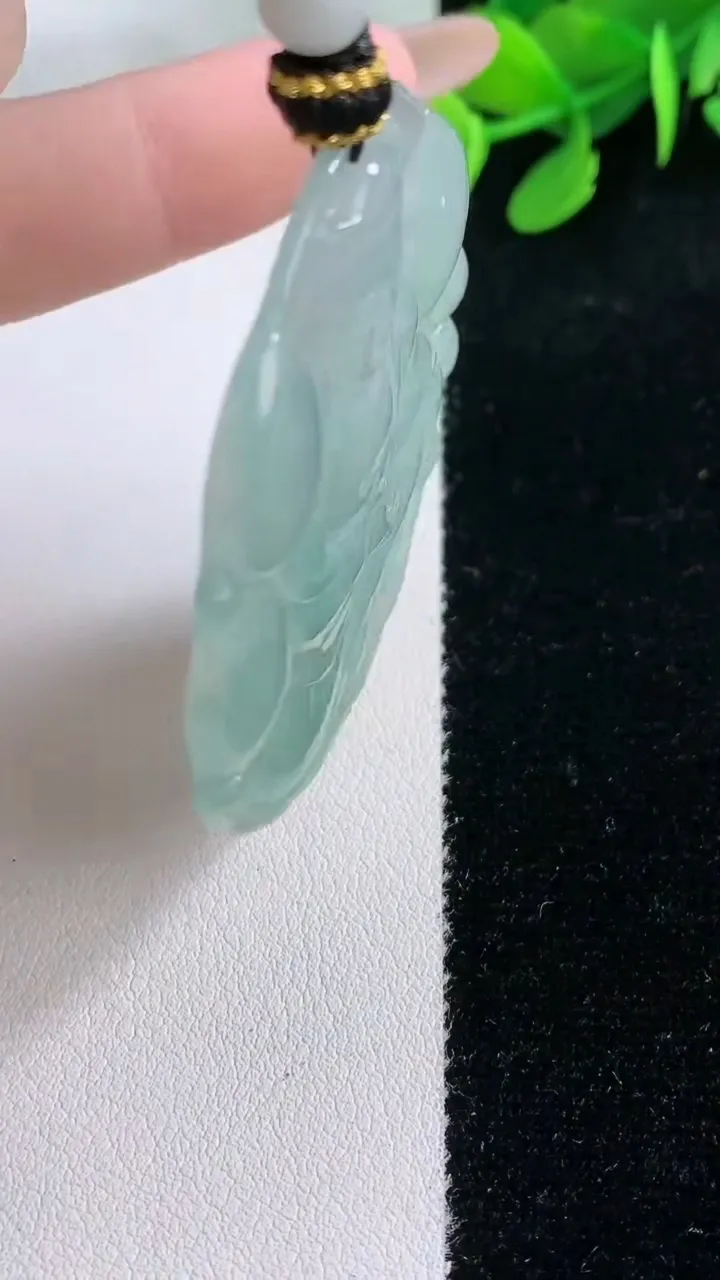 天然A货翡翠大势至菩萨吊坠，尺寸51-47.9-3.6，重量:20.38g
11月28日