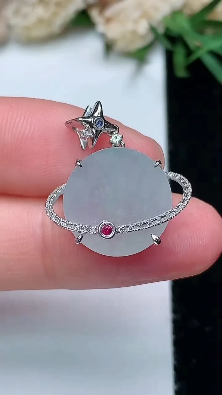 天然A货翡翠白冰无事牌吊坠，尺寸13.7-6.7，重量:4.00g
11月28日