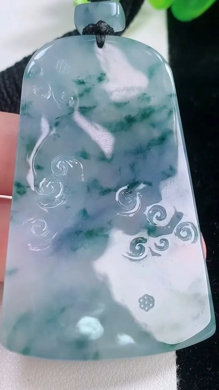 天然A货翡翠种紫罗兰飘花山水观音菩萨吊坠，尺寸62-38.5-5.9，重量:36.76g
11月28日