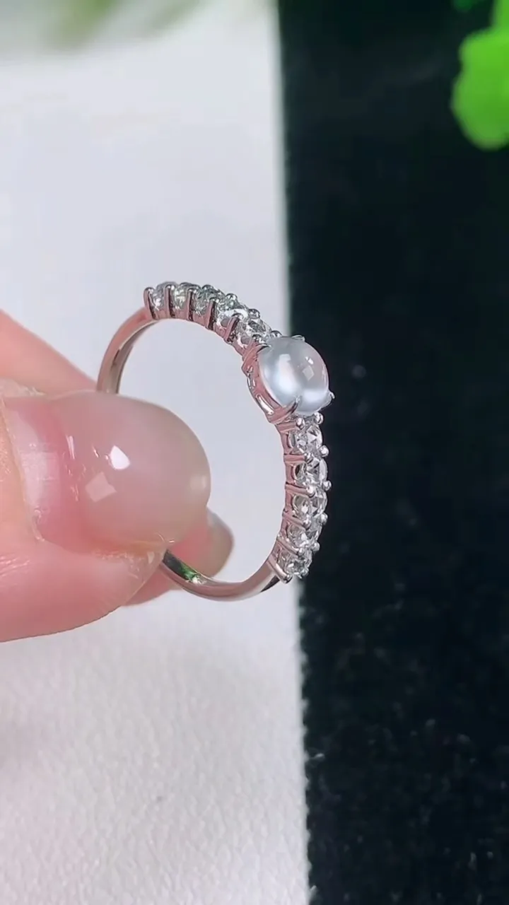 天然A货翡翠种白冰蛋面戒指，尺寸18-4.3-4.7，重量:1.37g2025年11月28日
工厂直