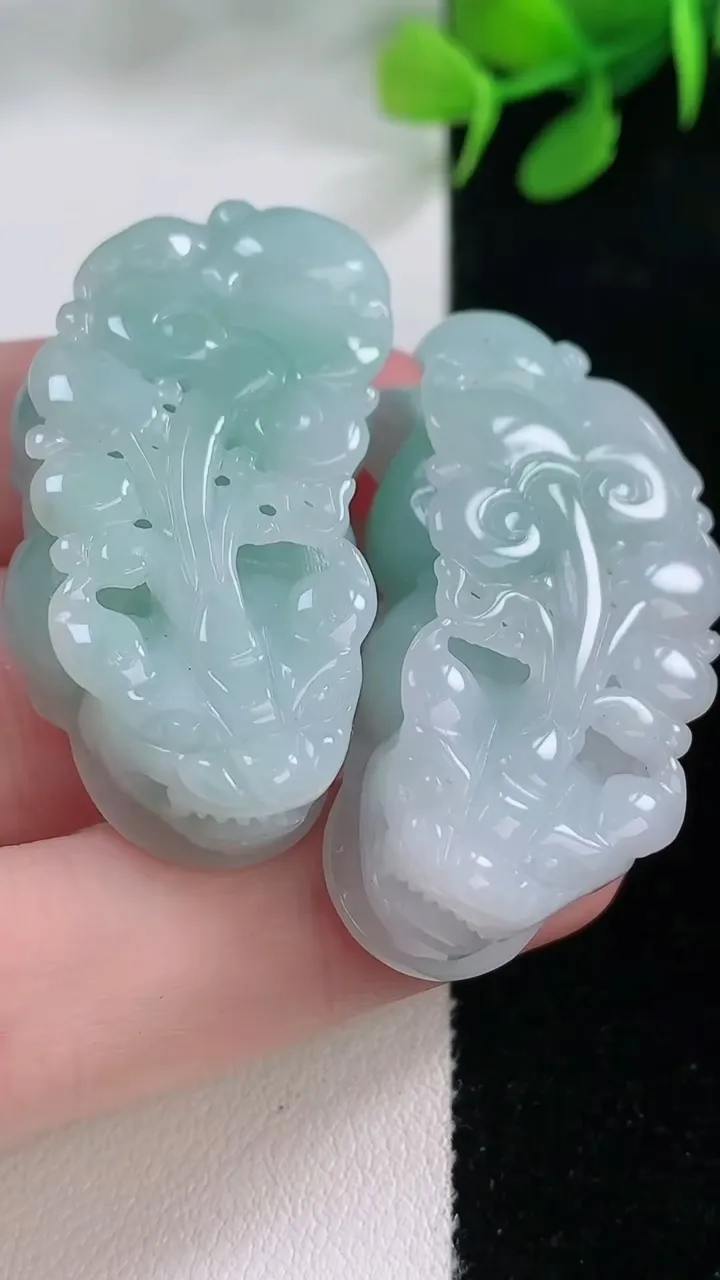 天然A货翡翠貔貅吊坠一对，尺寸39.8-19.4-12，重量:44.58g
11月28日