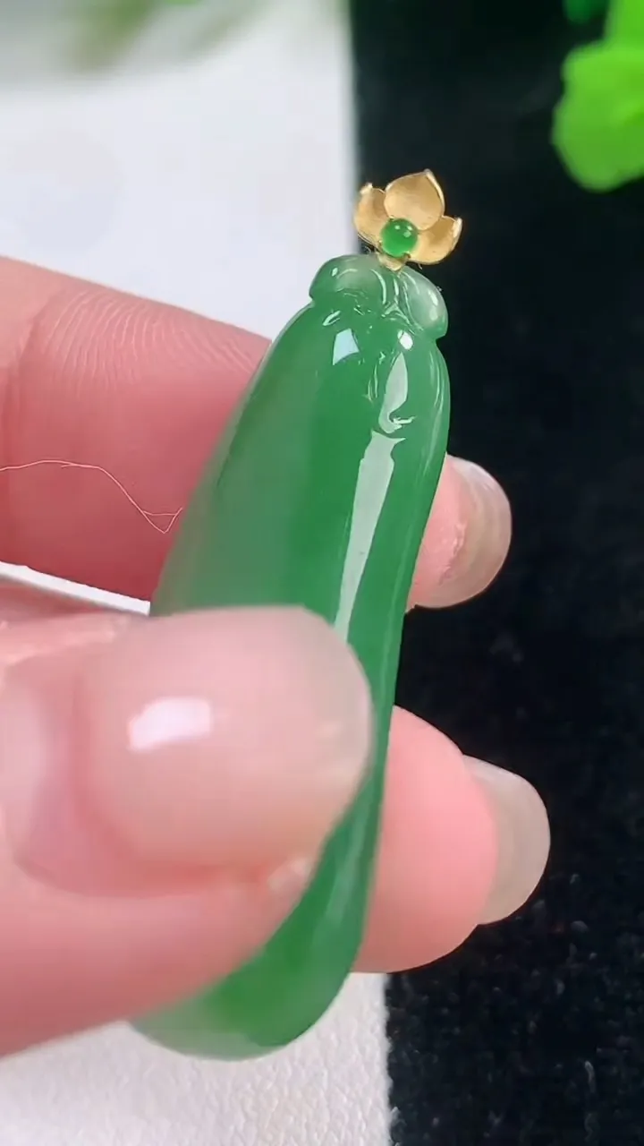 天然A货翡翠福瓜吊坠，尺寸37.5-13-6.3，重量:6.67g
11月28日