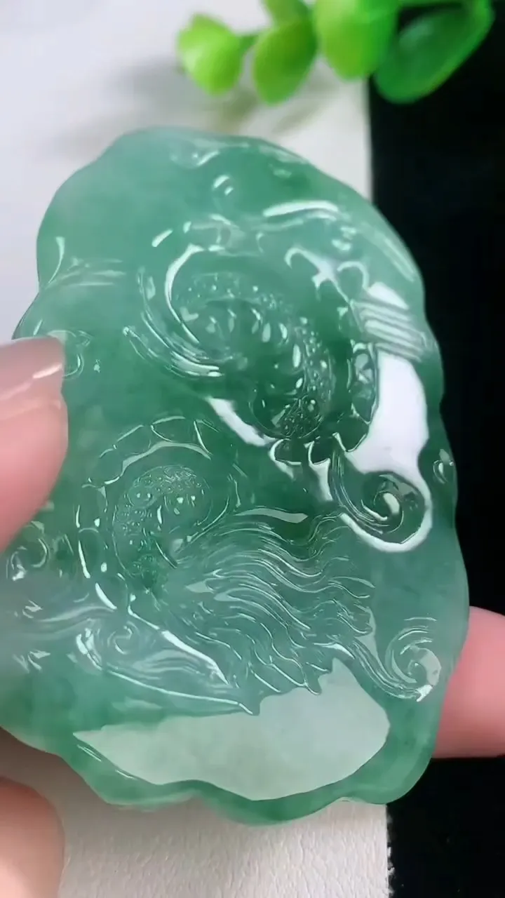 天然A货翡翠龙牌吊坠，尺寸66.3-43.6-11.6，重量:62.28g
11月28日