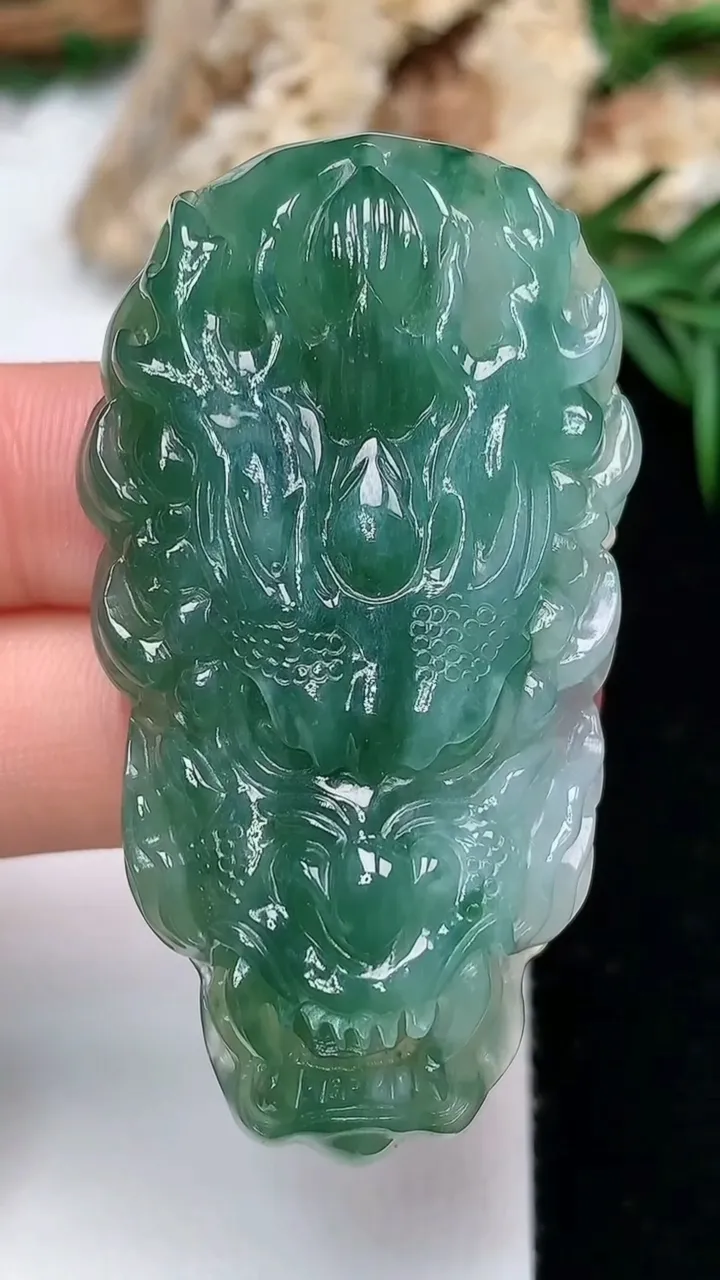 天然A货翡翠龙牌吊坠，尺寸52.5-28.4-9.3，重量:24.04g
11月28日