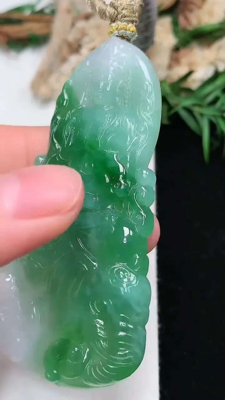 天然A货翡翠普贤菩萨吊坠，尺寸68-35.7-5.7，重量:30.52g
11月28日