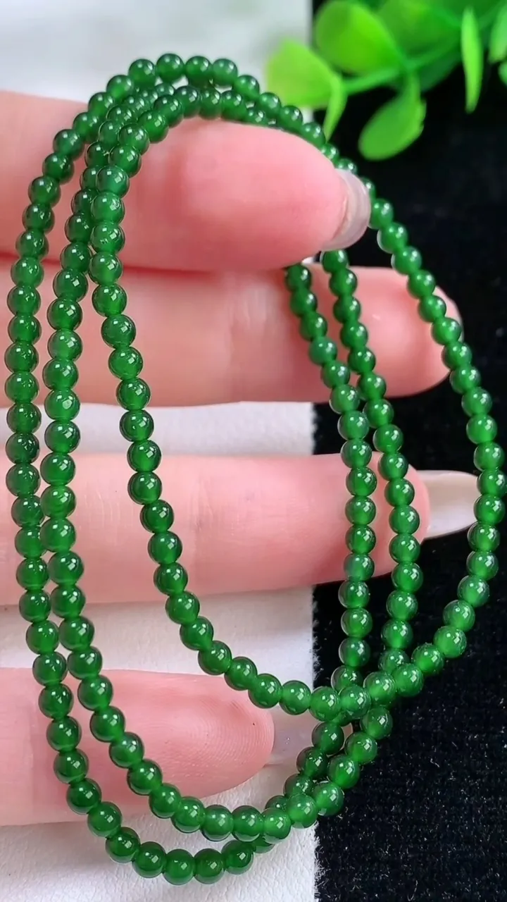 天然A货翡翠小米珠项链，尺寸2.8-178颗，重量:8.99g11月28日
工厂直销收藏佳品,种好水足，色泽均匀，有种有色，上手高大气！