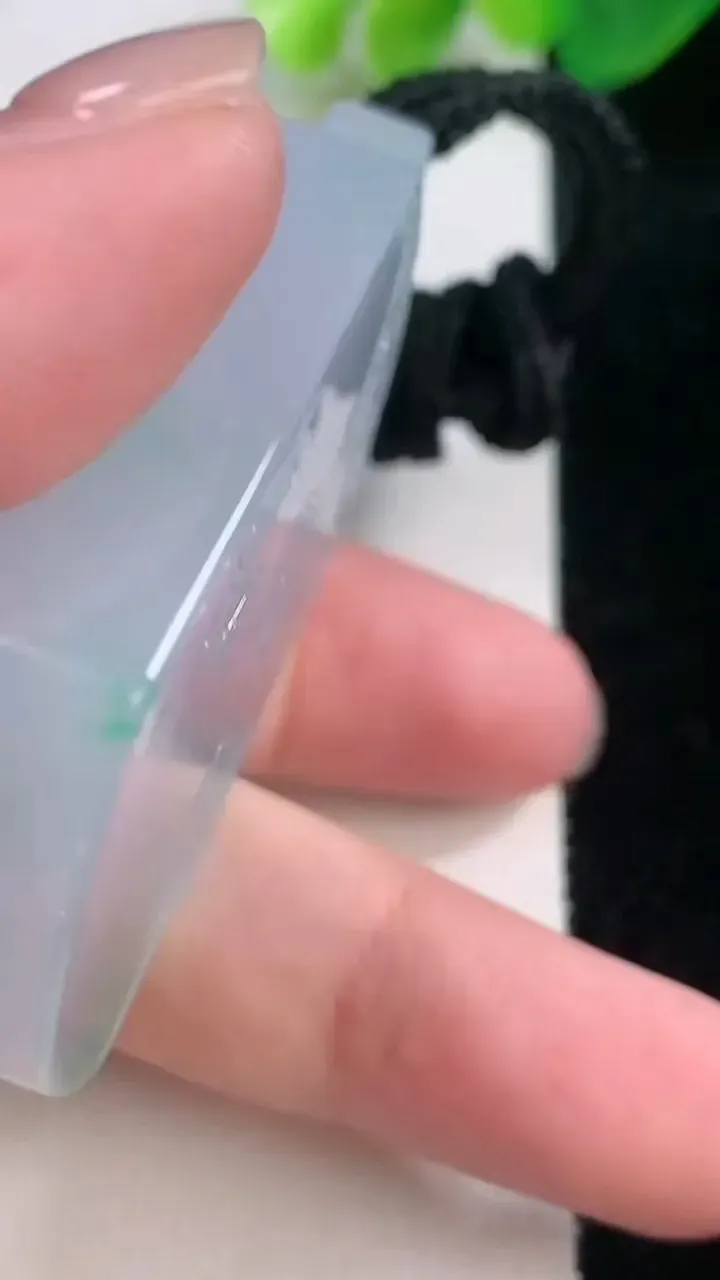 天然A货翡翠仿古无事牌吊坠，尺寸48.7-34.7-12.2，重量:66.14g
11月28日